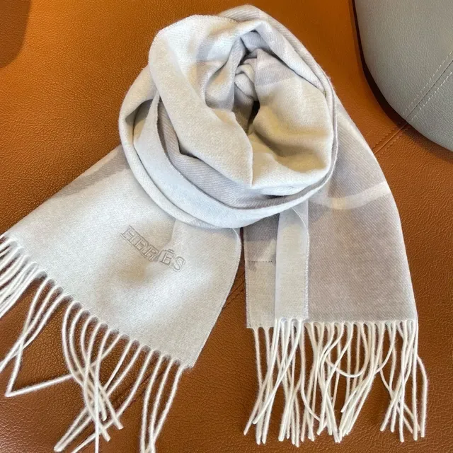 Hermès Calèche Motif 象牙灰色羊绒围巾 9