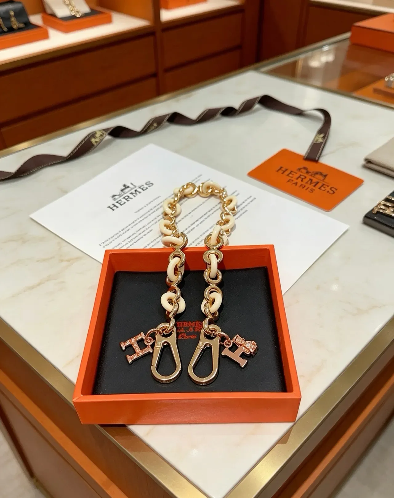 Hermès Chaine d'Ancre Bracelet Beige Gold Chaîne Résine-Métal Charms Cristal Pavé 'H' 7