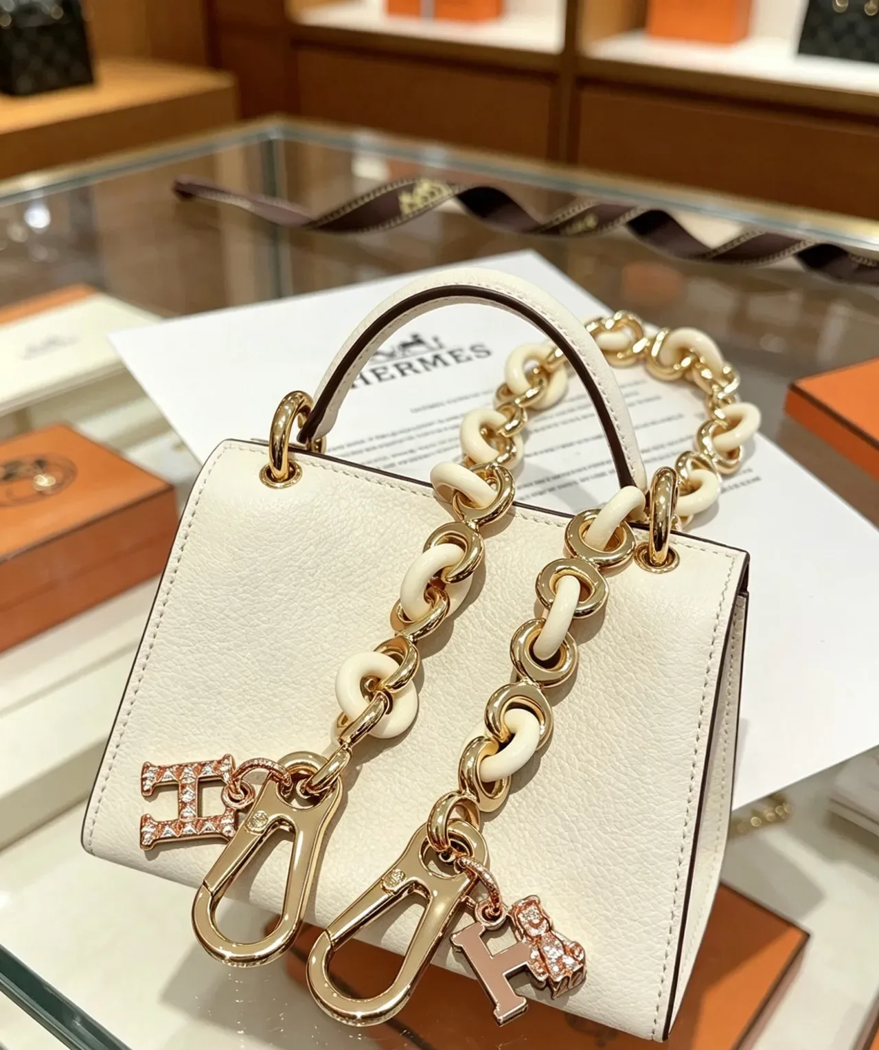 Hermès Chaine d'Ancre Bracelet Beige Gold Chaîne Résine-Métal Charms Cristal Pavé 'H' 9