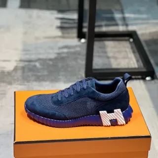 Hermès H-Ride Baskets lifestyle en mesh et daim bleu marine