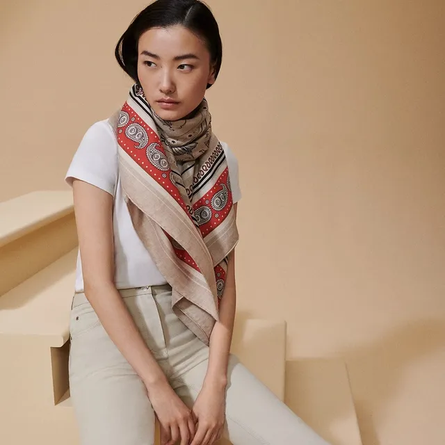 Hermès Île aux Ours মুদ্রিত বেইজ লাল কালো রেশম স্কার্ফ 3