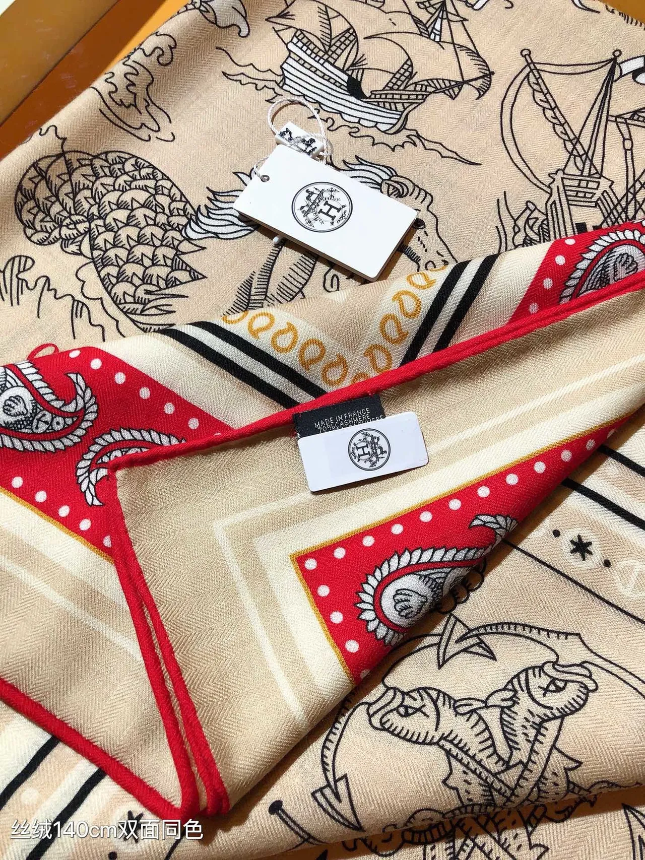 Hermès Île aux Ours মুদ্রিত বেইজ লাল কালো রেশম স্কার্ফ 8