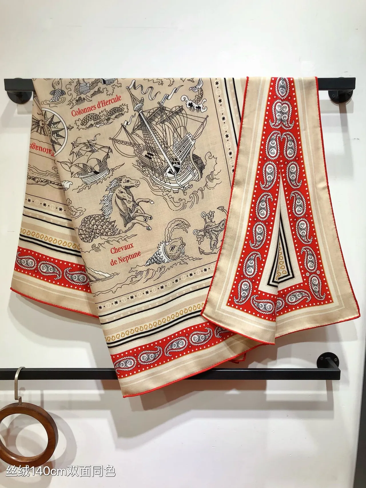 Hermès Île aux Ours মুদ্রিত বেইজ লাল কালো রেশম স্কার্ফ 9
