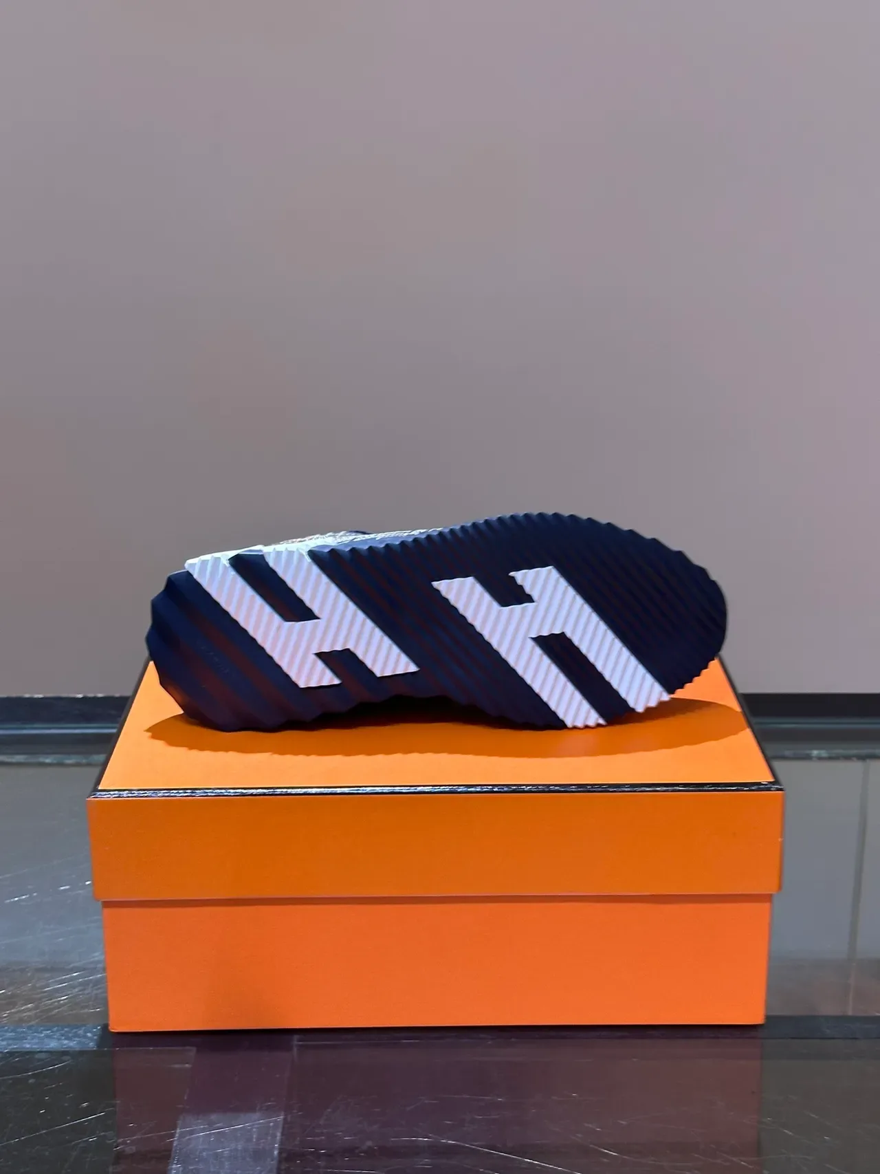Hermès Sneakers Lifestyle Navy White daim et cuir avec broderie architecturale 2