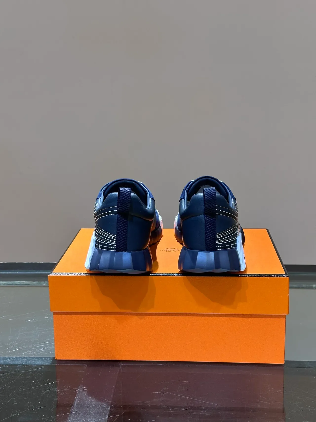Hermès Sneakers Lifestyle Navy White daim et cuir avec broderie architecturale 3