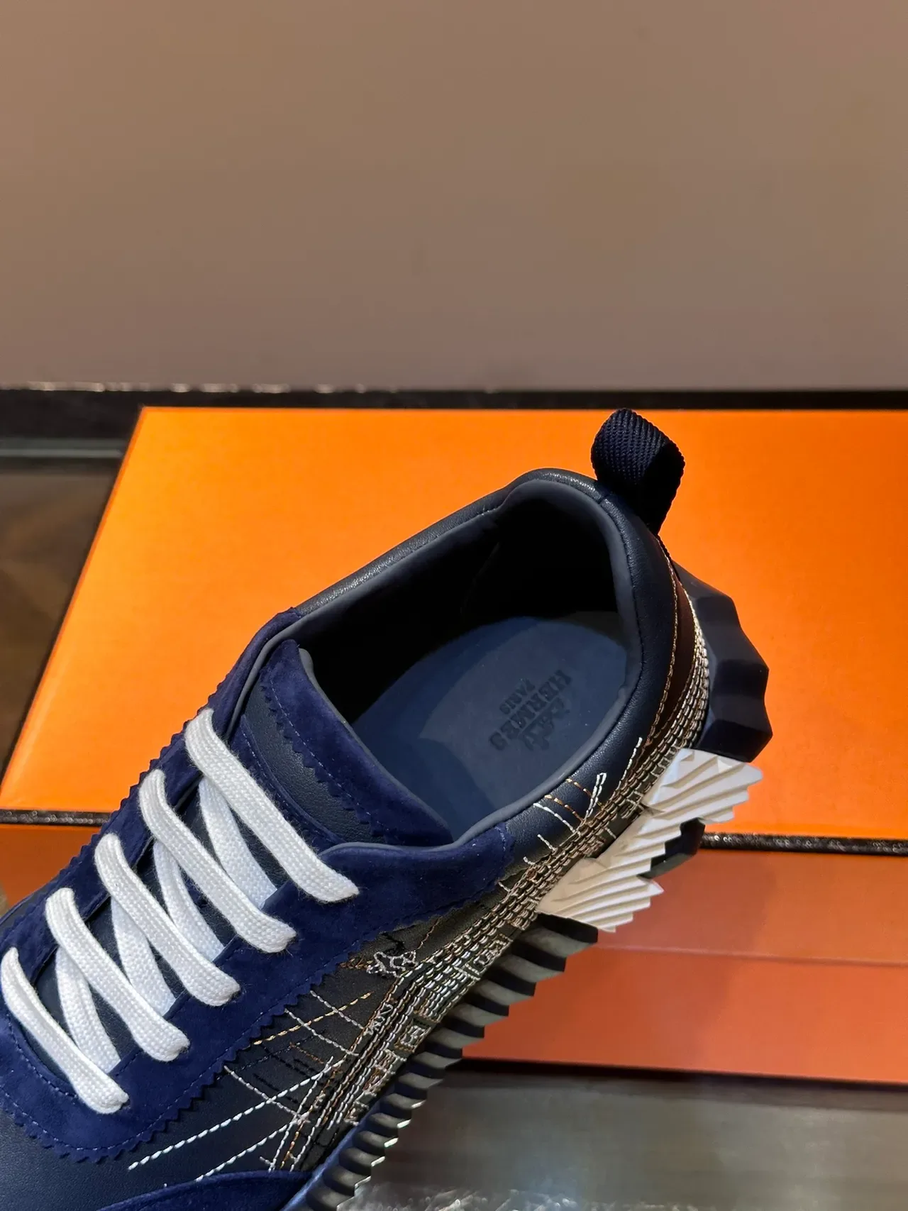 Hermès Sneakers Lifestyle Navy White daim et cuir avec broderie architecturale 4