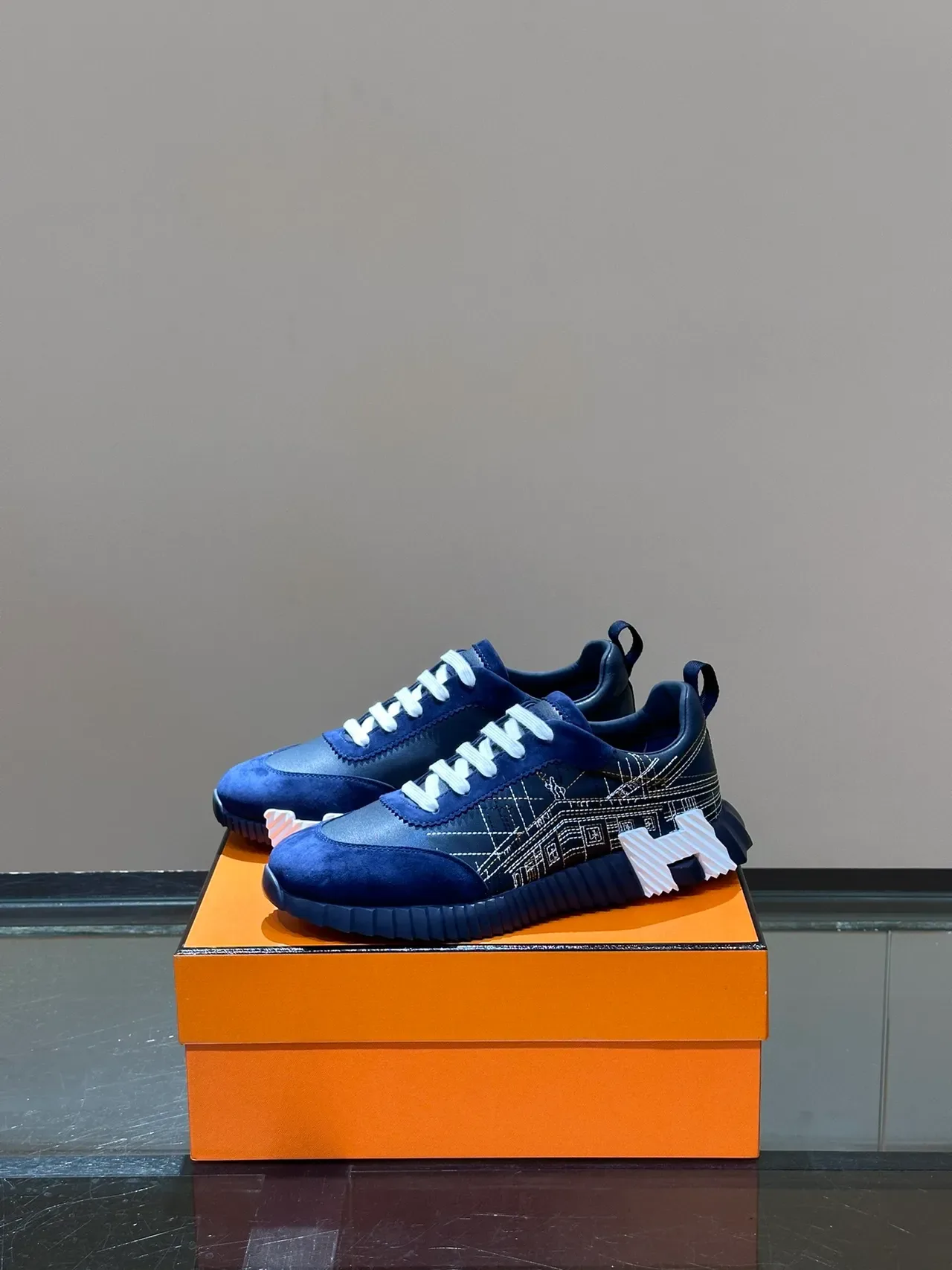 Hermès Sneakers Lifestyle Navy White daim et cuir avec broderie architecturale 5