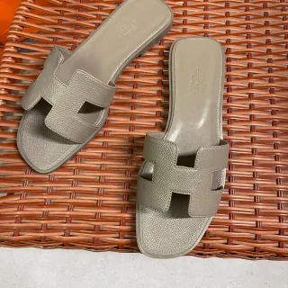 Hermès Oran Beige H-Shaped Strap pantuflas de couro texturizado
