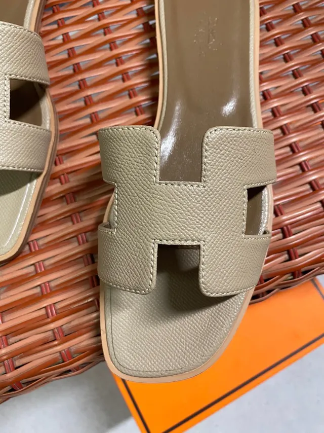 Hermès Oran Beige Cuir à texture granuleuse Sandales Plates 2