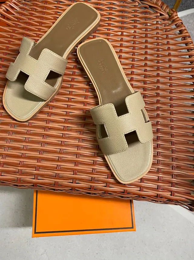Hermès Oran Beige Cuir à texture granuleuse Sandales Plates 4