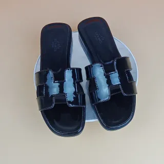 Hermès Oran جلد لامع أسود حذاء منزلي