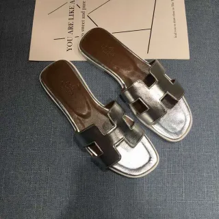 Hermès Oran H-Strap صنادل معدنية فضية وأسود