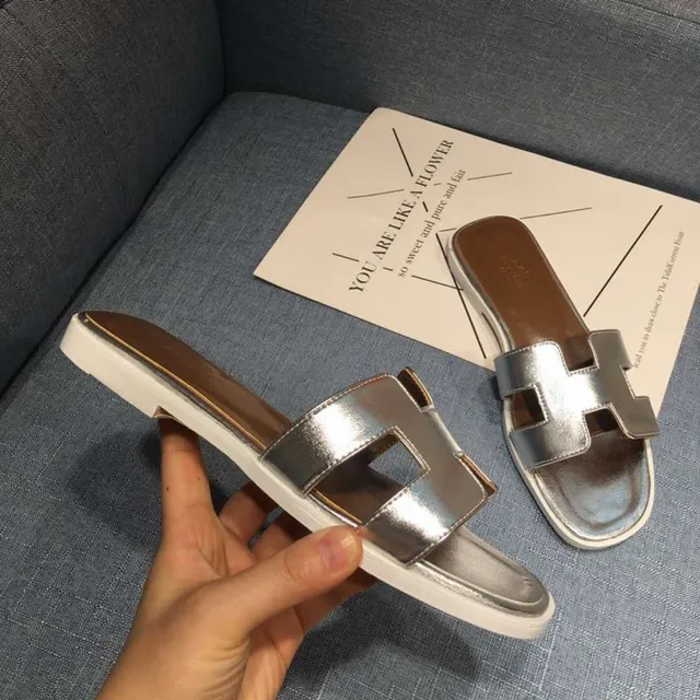 Hermès Oran H-Strap صنادل معدنية فضية وأسود 2