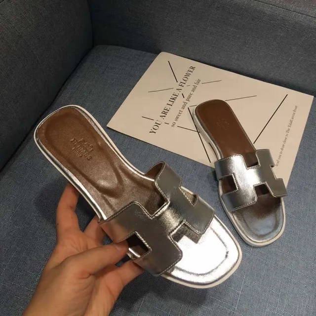 Hermès Oran H-Strap صنادل معدنية فضية وأسود 3