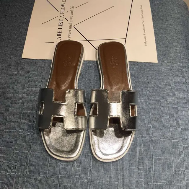 Hermès Oran H-Strap صنادل معدنية فضية وأسود 4
