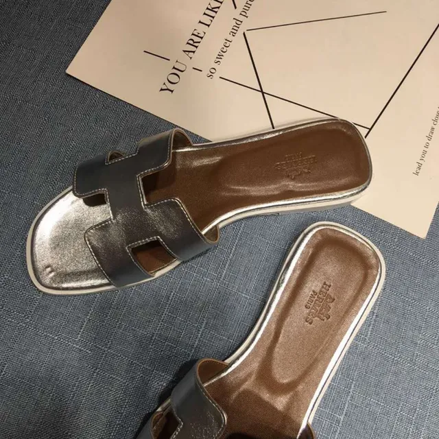 Hermès Oran H-Strap صنادل معدنية فضية وأسود 5