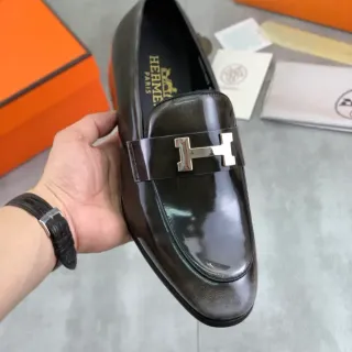 Hermès Oran 亮面灰色漆皮 H 扣 乐福鞋