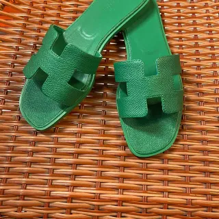 Hermès Oran Slide Sandálias verdes de couro granulado