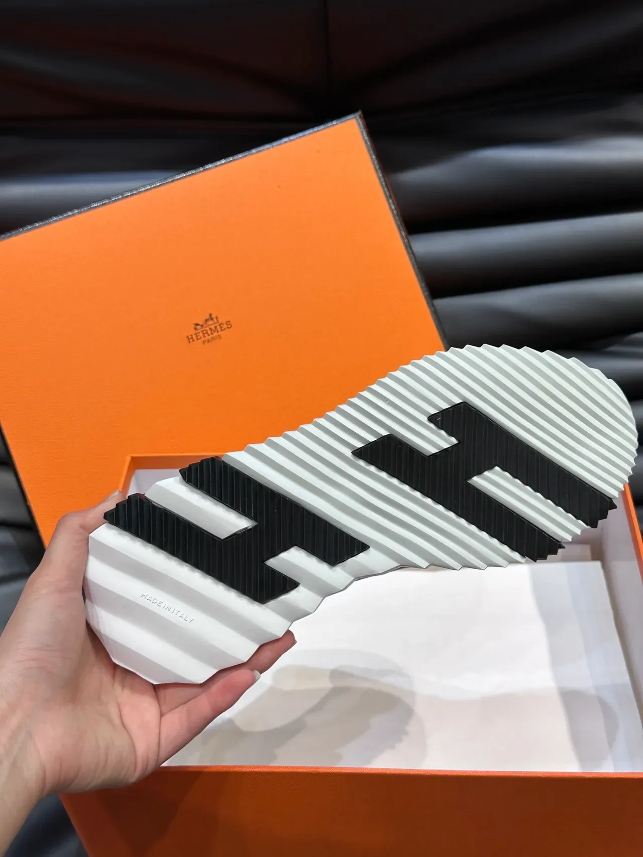 Hermès Oran Sneaker Blanco Naranja Gris Negro Lifestyle Sneakers 2