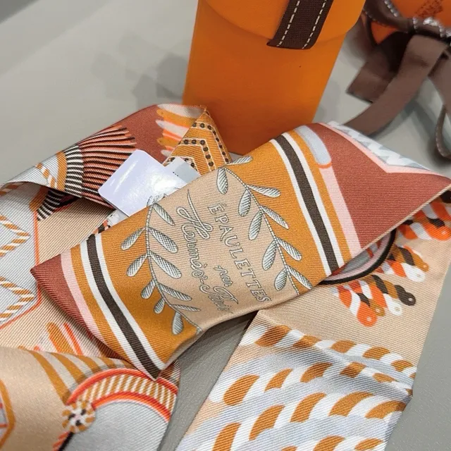 Hermès Écharpe de Soie Étroite Imprimée Orange Brun 9