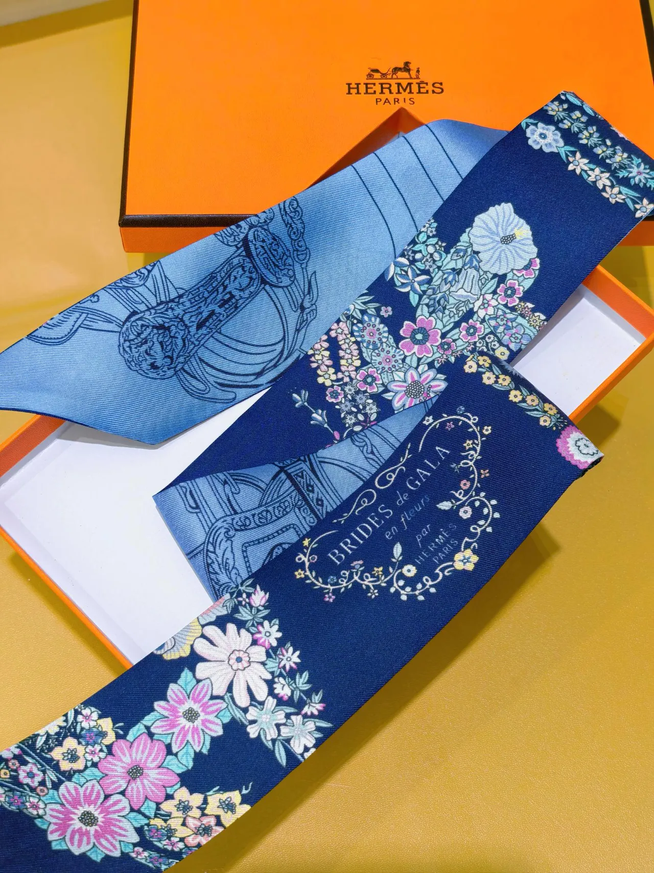 Hermès Twilly नेवी ब्लू संकरी रिबन डबल-साइड प्रिंट रेशम स्कार्फ 5