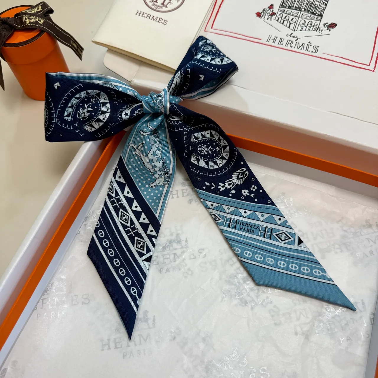 Hermès Twilly নৌবহর সাদা সরু পেইসলে এবং ইকোয়েস্ট্রিয়ান মোটিফ সিল্ক স্কার্ফ 2