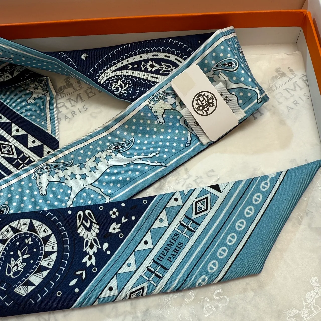Hermès Twilly নৌবহর সাদা সরু পেইসলে এবং ইকোয়েস্ট্রিয়ান মোটিফ সিল্ক স্কার্ফ 3