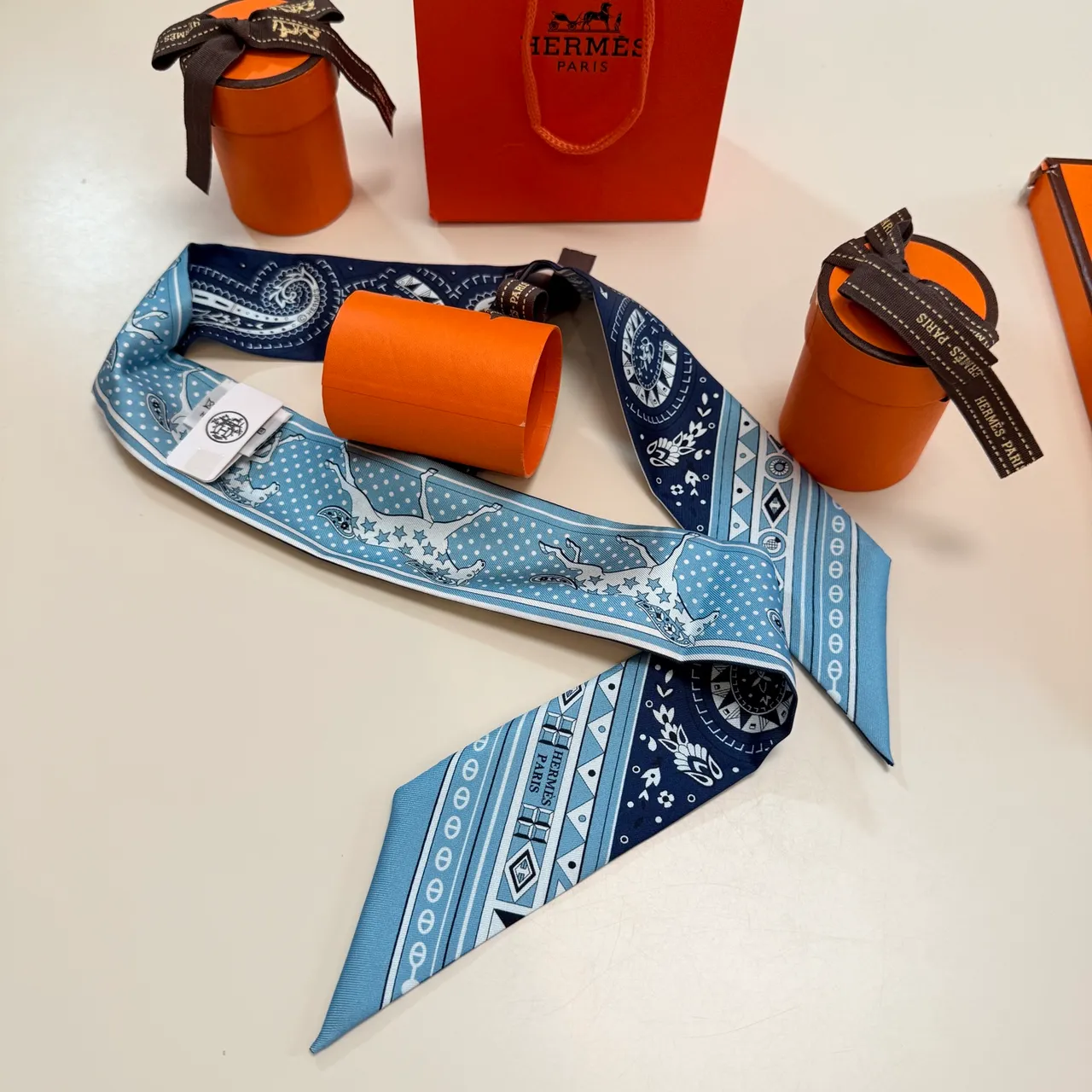 Hermès Twilly নৌবহর সাদা সরু পেইসলে এবং ইকোয়েস্ট্রিয়ান মোটিফ সিল্ক স্কার্ফ 4