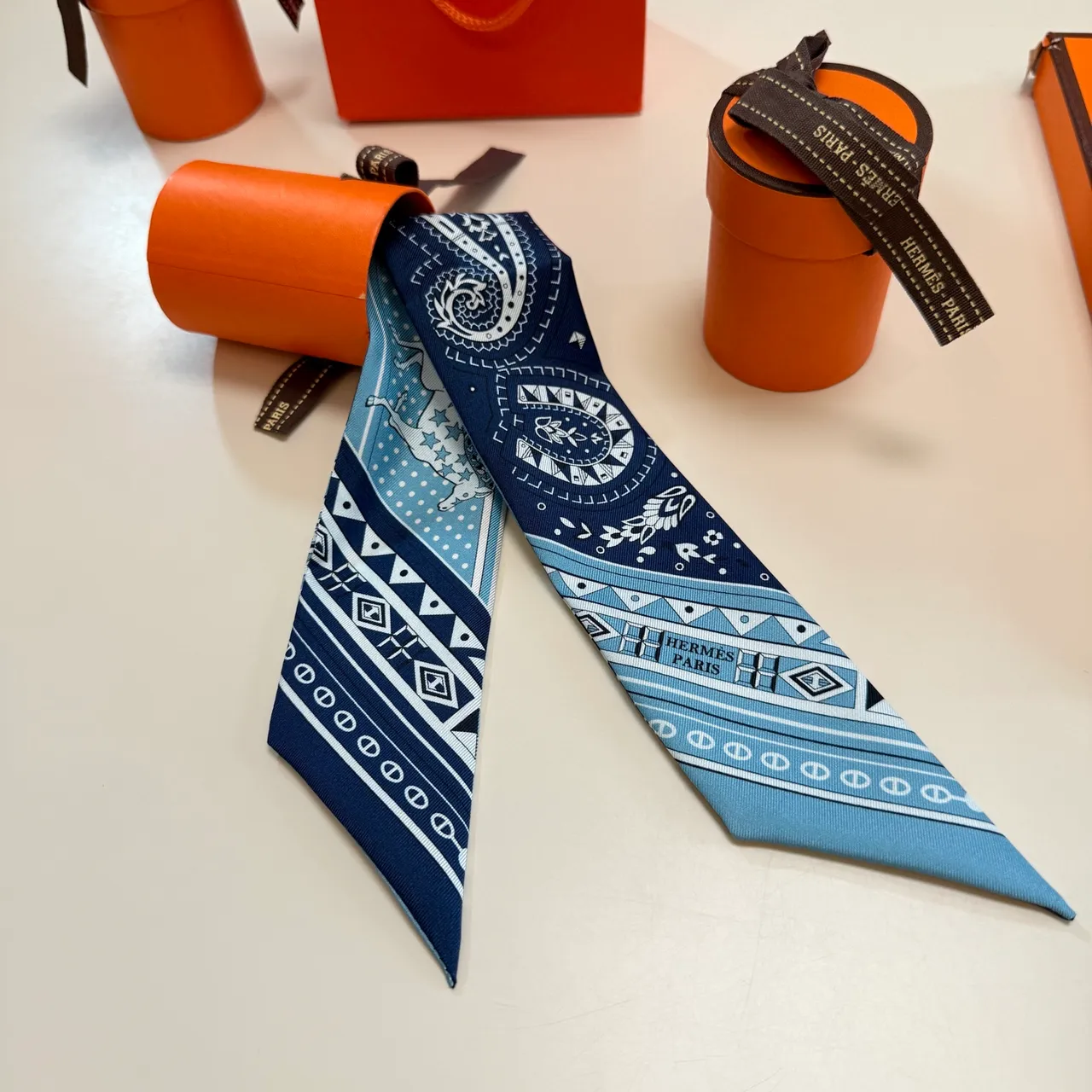 Hermès Twilly নৌবহর সাদা সরু পেইসলে এবং ইকোয়েস্ট্রিয়ান মোটিফ সিল্ক স্কার্ফ 5