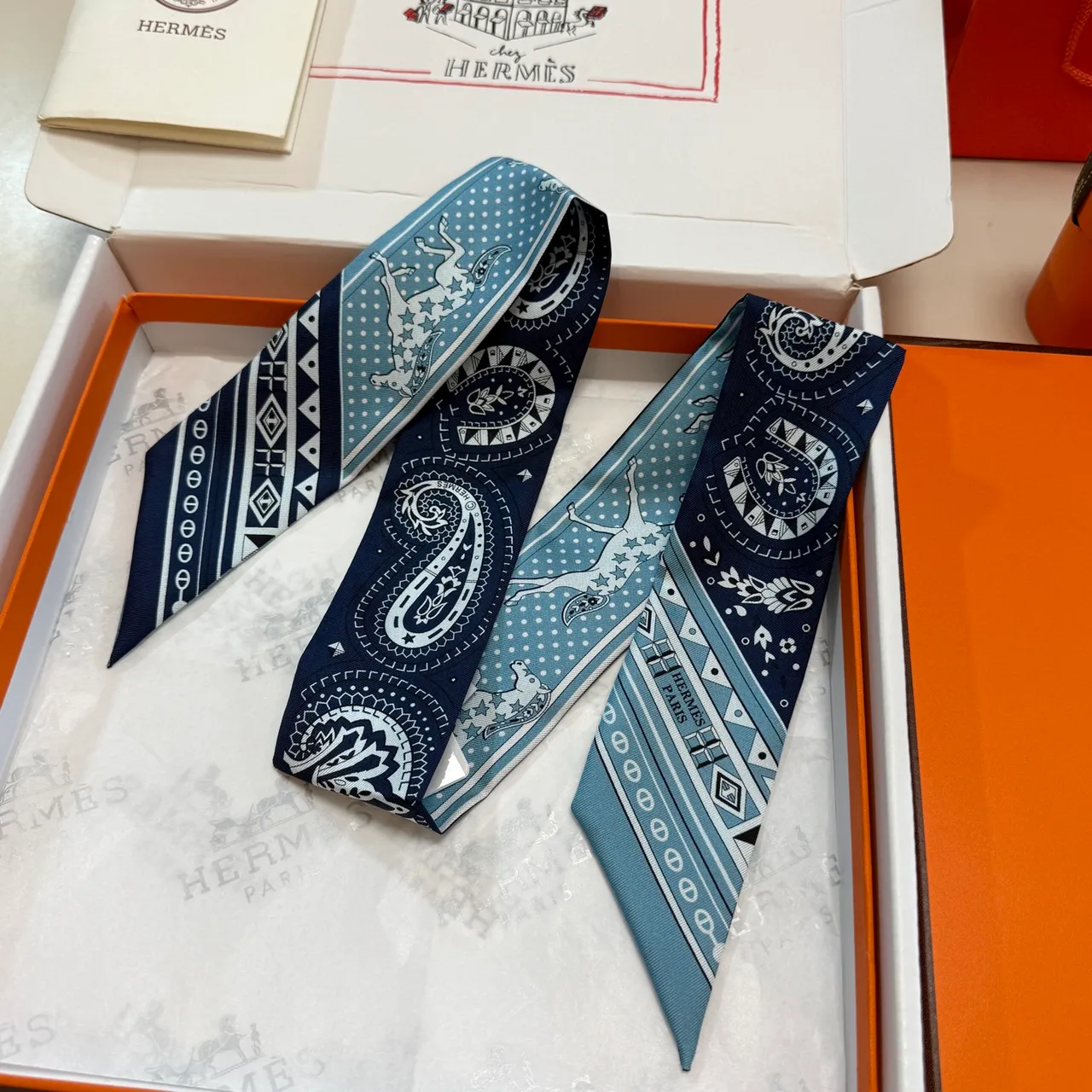 Hermès Twilly নৌবহর সাদা সরু পেইসলে এবং ইকোয়েস্ট্রিয়ান মোটিফ সিল্ক স্কার্ফ 6