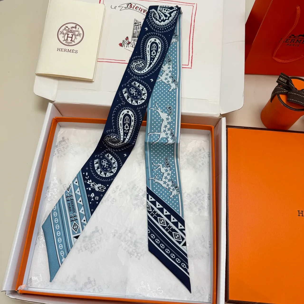Hermès Twilly নৌবহর সাদা সরু পেইসলে এবং ইকোয়েস্ট্রিয়ান মোটিফ সিল্ক স্কার্ফ 7