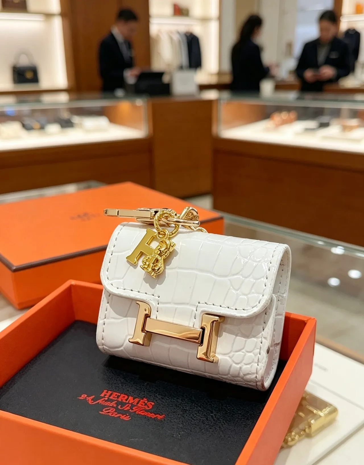Hermès White Gold Crocodile-Embossed Leather H-Shaped Clasp Coin Purse 6