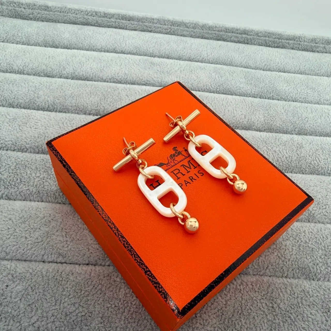 Hermès White Gold Toggle-Closure Mother-of-Pearl Oval Links Earrings 4