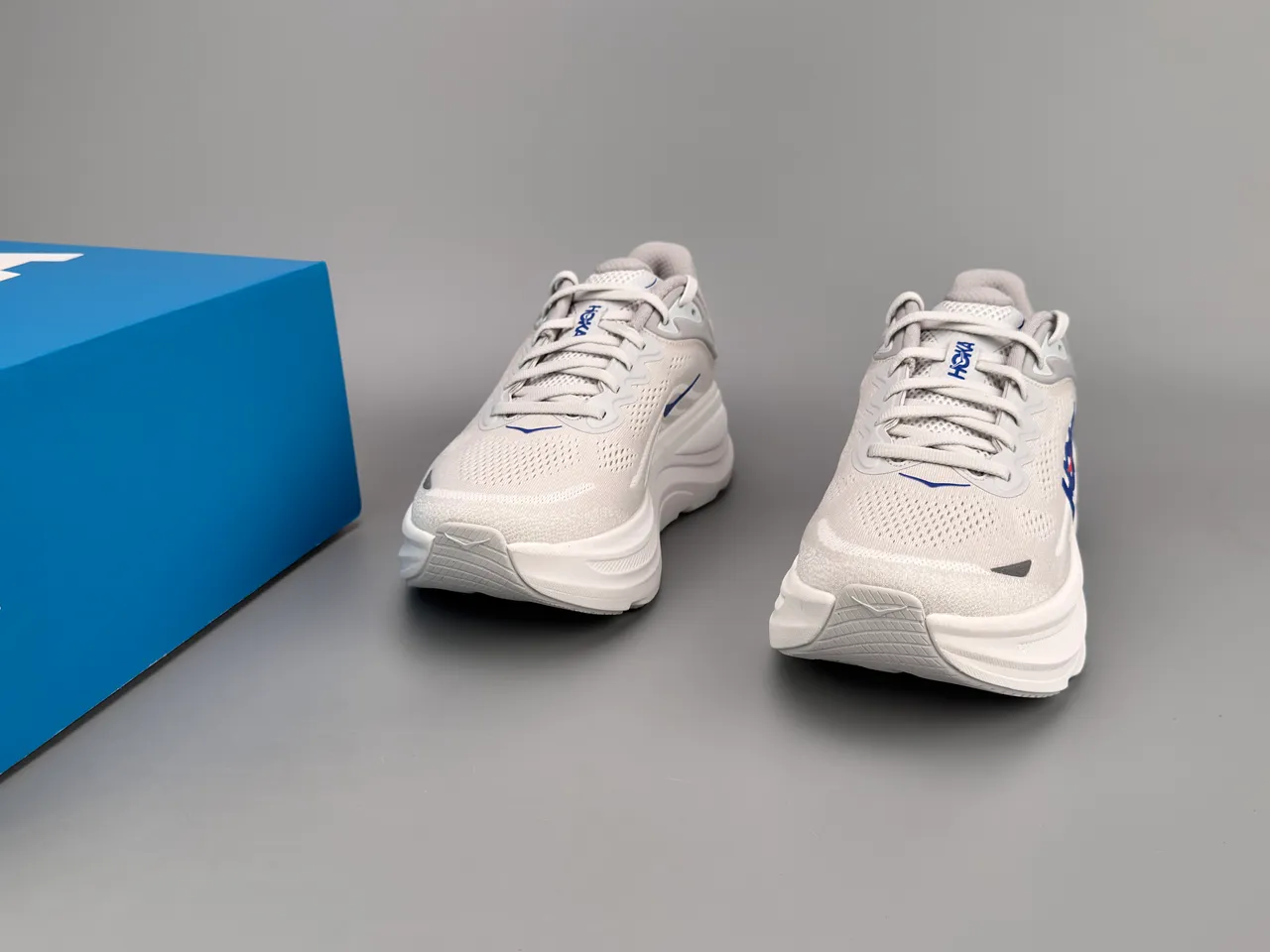 Hoka 灰白 极致缓震 工程网面 跑鞋 3