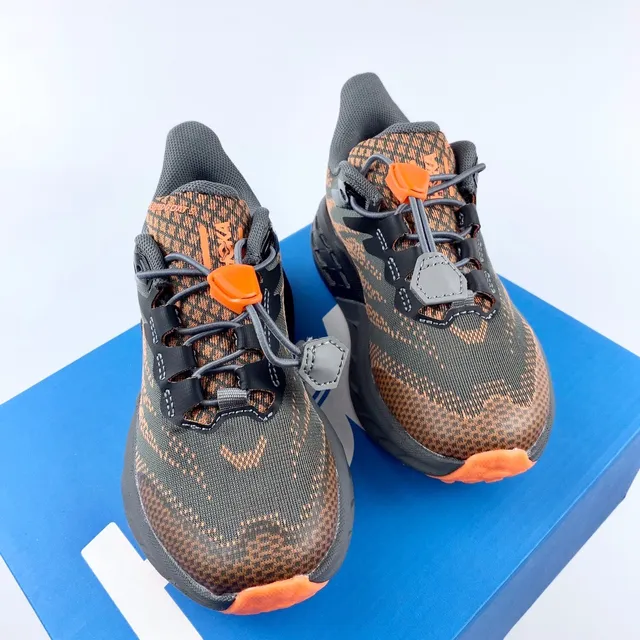 Hoka violet rose, upper de knit ingénieril supérieur, midsole chunky cushionée, chaussures de course 18