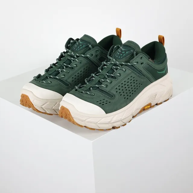Hoka Speedgoat हरा भूरा छिद्रित ऊपरी ऑफ-व्हाइट मिडसोल रनिंग जूते 2