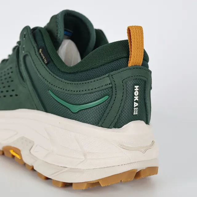 Hoka Speedgoat हरा भूरा छिद्रित ऊपरी ऑफ-व्हाइट मिडसोल रनिंग जूते 4