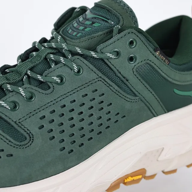 Hoka Speedgoat हरा भूरा छिद्रित ऊपरी ऑफ-व्हाइट मिडसोल रनिंग जूते 6