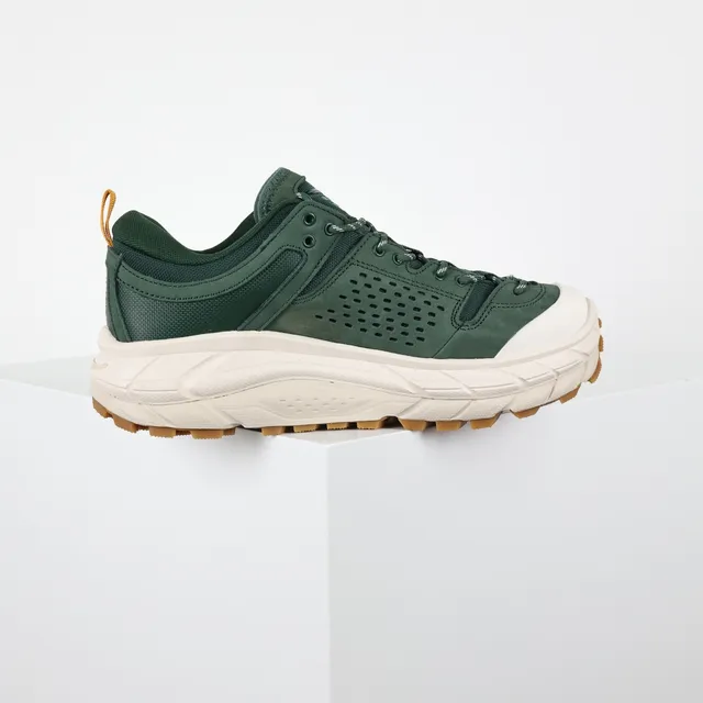 Hoka Speedgoat हरा भूरा छिद्रित ऊपरी ऑफ-व्हाइट मिडसोल रनिंग जूते 7