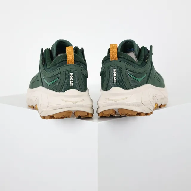 Hoka Speedgoat हरा भूरा छिद्रित ऊपरी ऑफ-व्हाइट मिडसोल रनिंग जूते 8