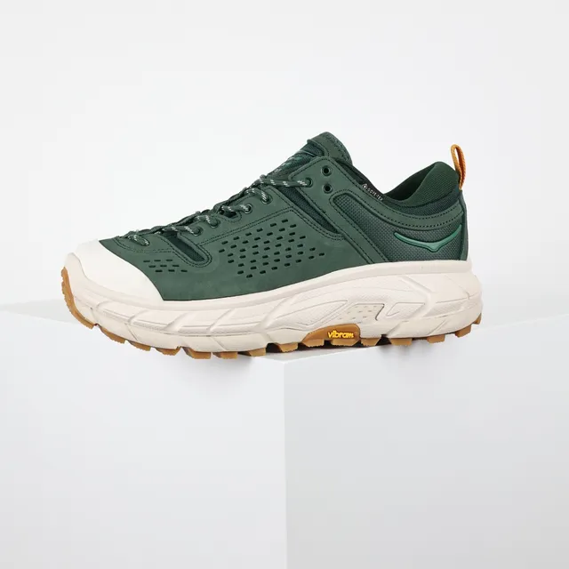 Hoka Speedgoat हरा भूरा छिद्रित ऊपरी ऑफ-व्हाइट मिडसोल रनिंग जूते 9