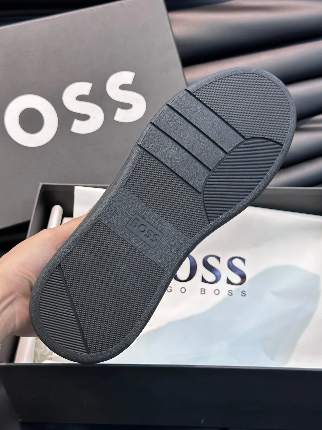 Hugo Boss Tênis Lifestyle de Couro Preto e Dourado com Branding 2