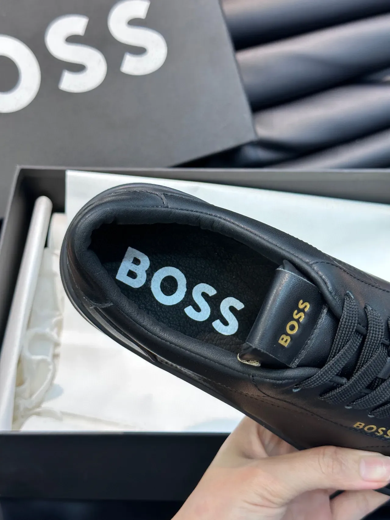Hugo Boss Tênis Lifestyle de Couro Preto e Dourado com Branding 3