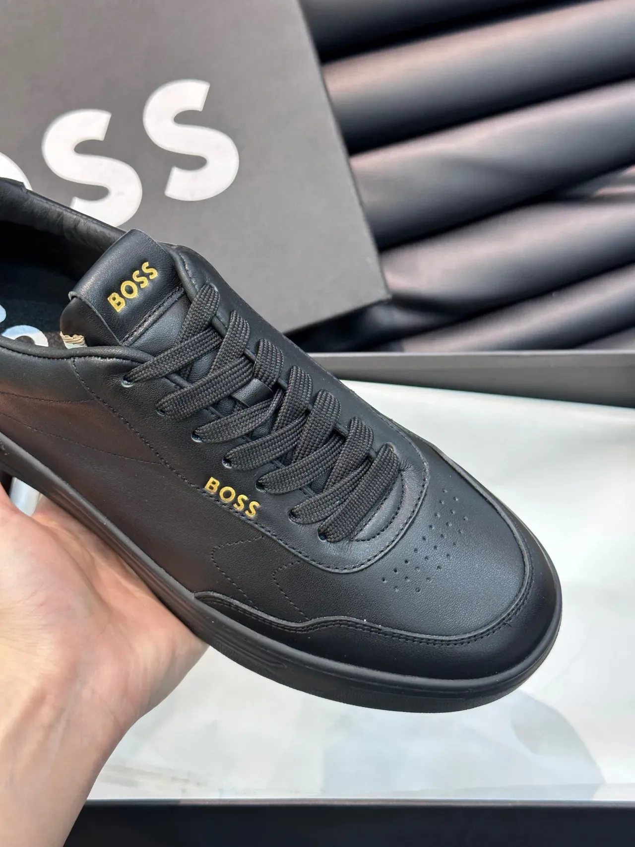 Hugo Boss Tênis Lifestyle de Couro Preto e Dourado com Branding 4