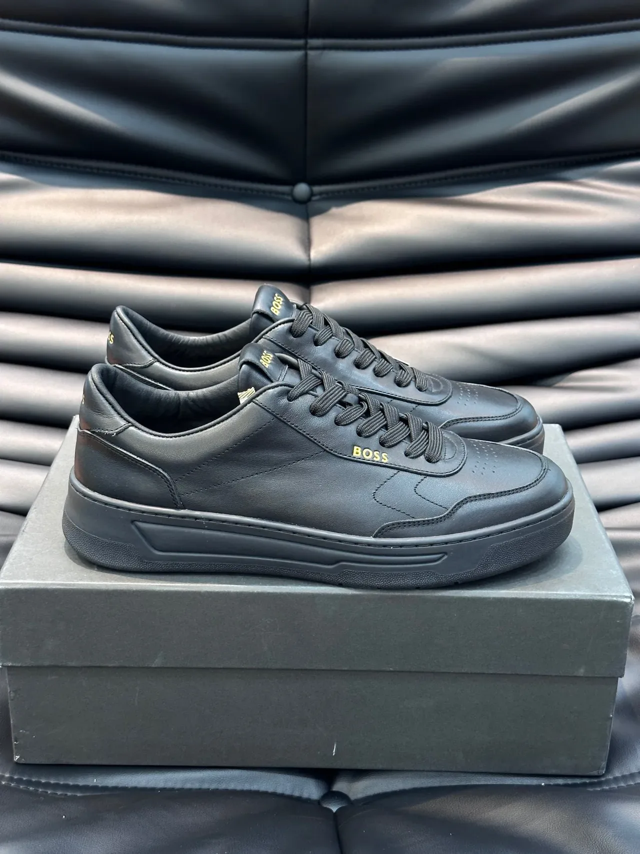 Hugo Boss Tênis Lifestyle de Couro Preto e Dourado com Branding 5