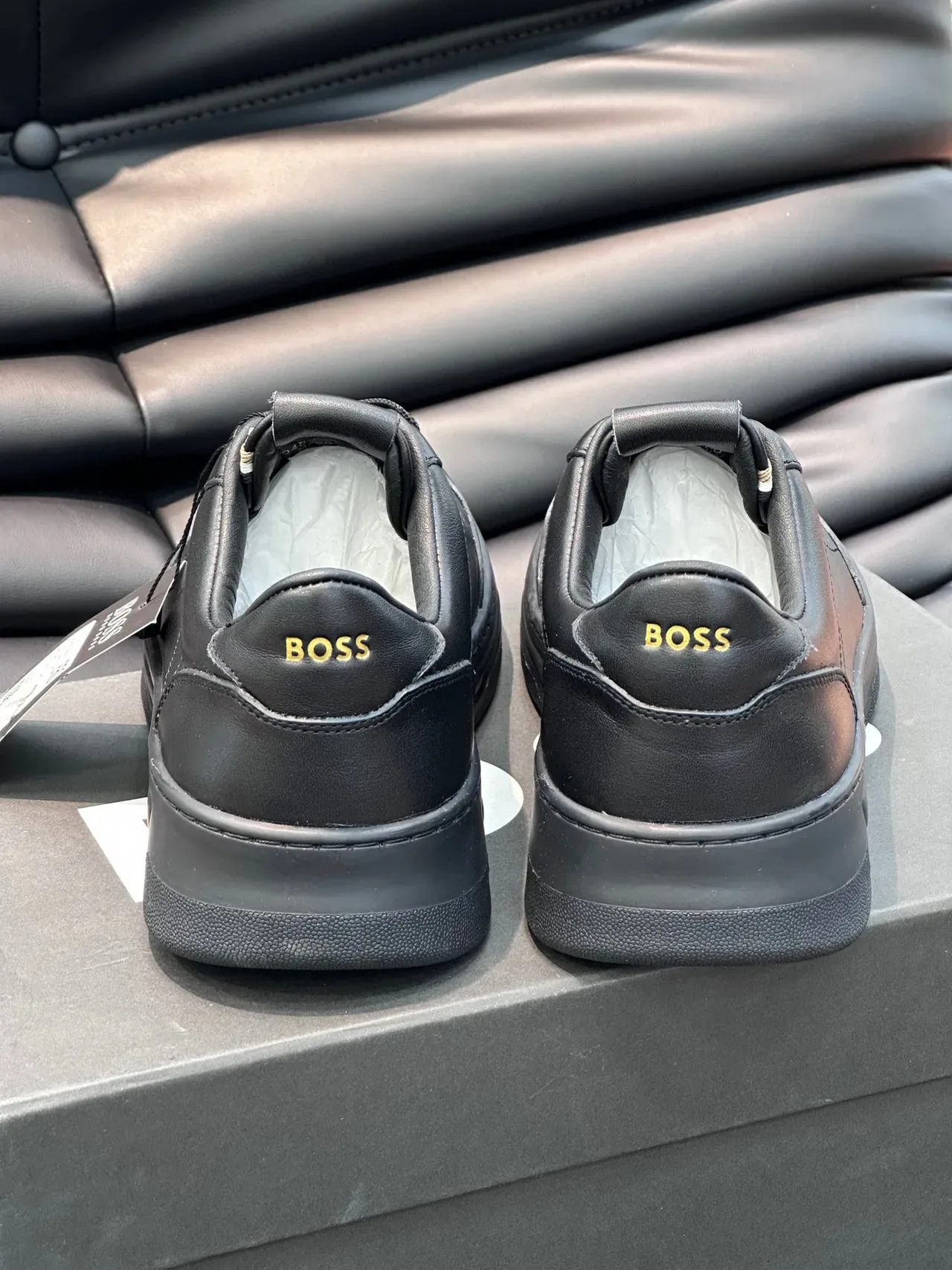 Hugo Boss Tênis Lifestyle de Couro Preto e Dourado com Branding 6