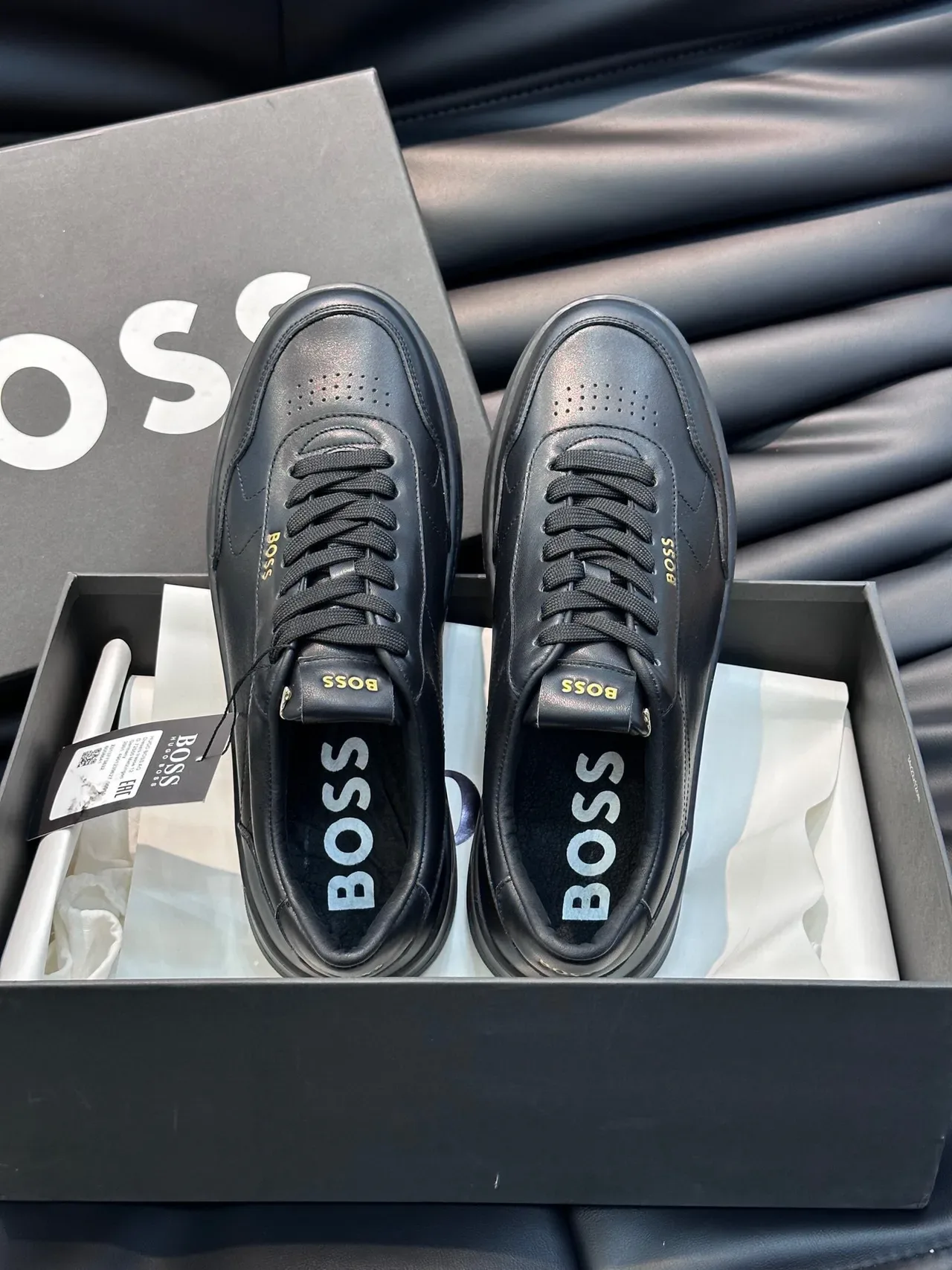 Hugo Boss Tênis Lifestyle de Couro Preto e Dourado com Branding 7