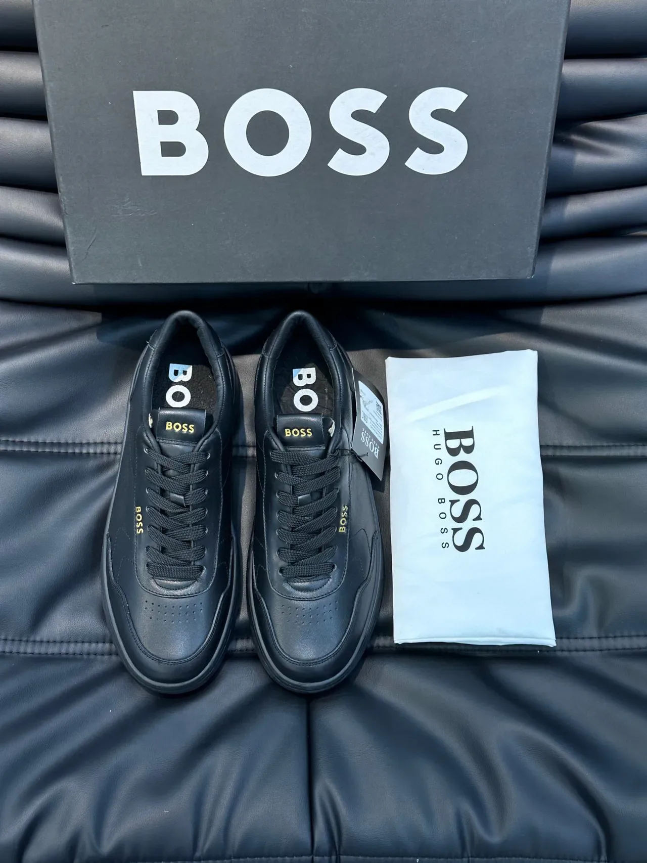 Hugo Boss Tênis Lifestyle de Couro Preto e Dourado com Branding 8
