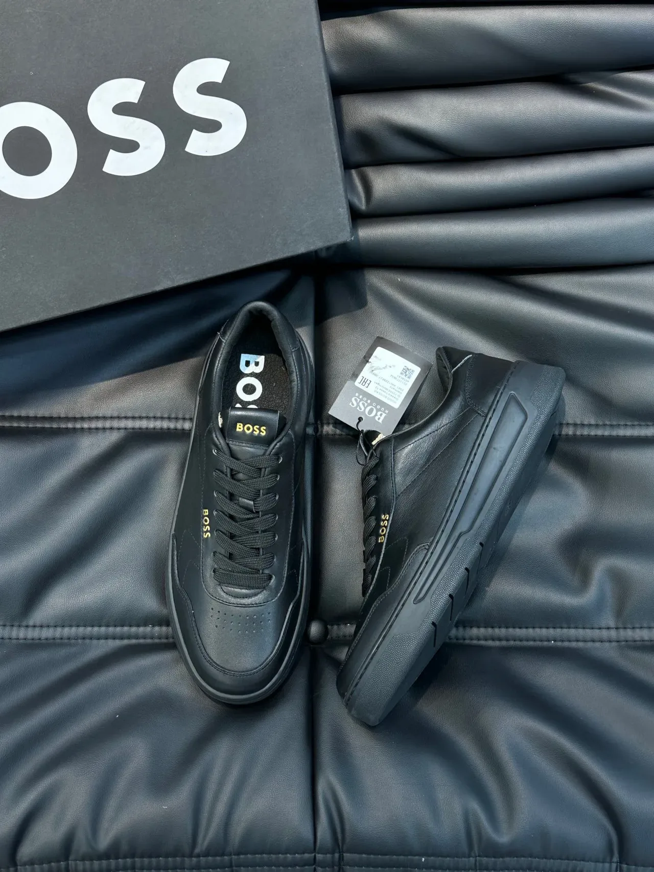 Hugo Boss Tênis Lifestyle de Couro Preto e Dourado com Branding 9