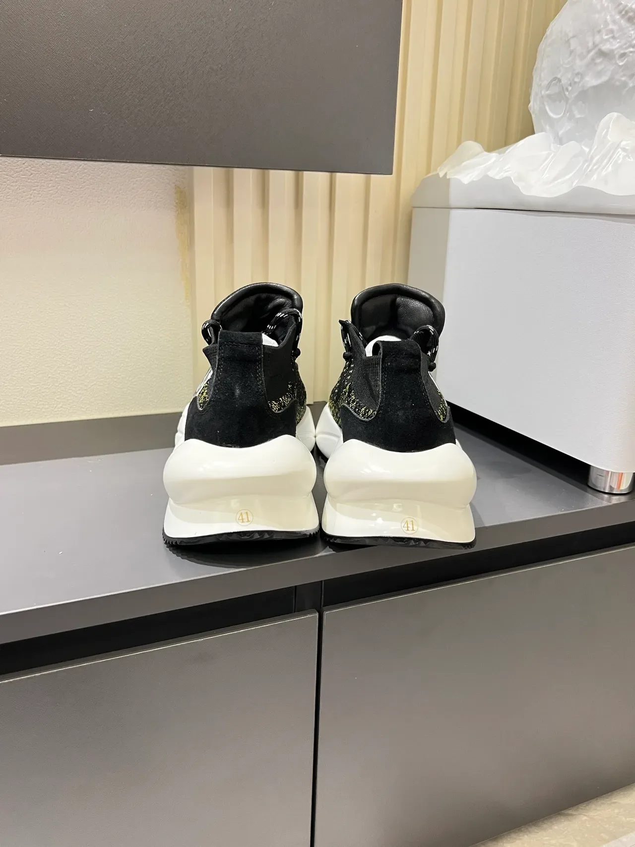 Hugo Boss Tênis Chunky Preto Branco com Superior de Tricô e Detalhes Dourados 2